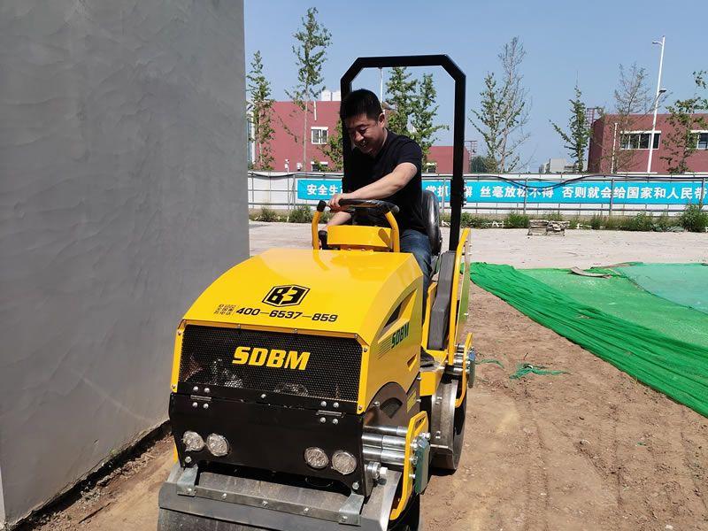 座駕振動壓路機在惡劣環(huán)境下如何工作？