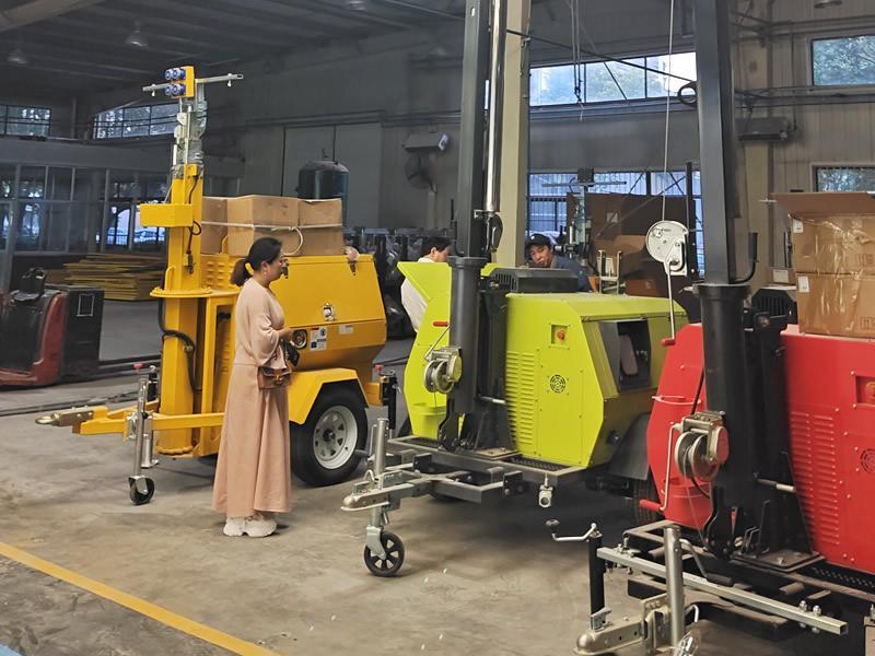 客戶(hù)來(lái)我廠考察奔馬9米移動(dòng)照明車(chē)