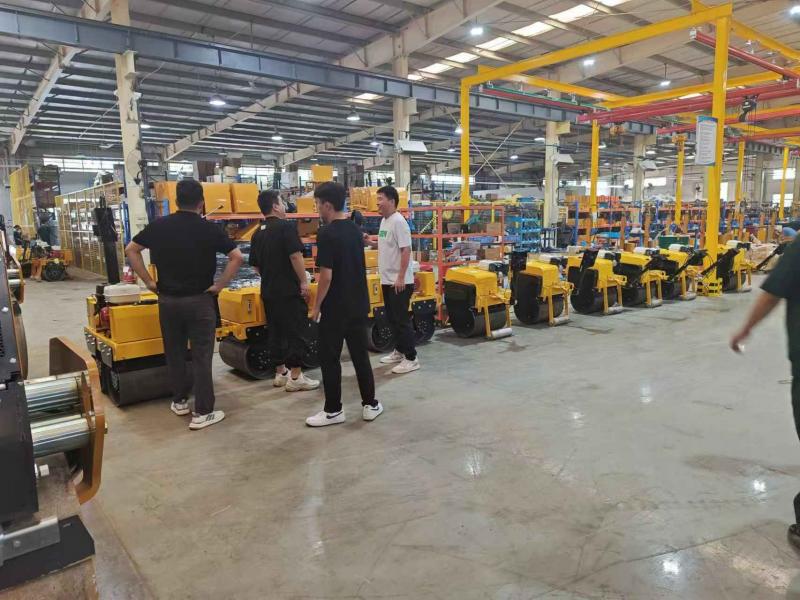 8月17日，國(guó)內(nèi)客戶(hù)來(lái)我廠參觀考察奔馬小型壓路機(jī)