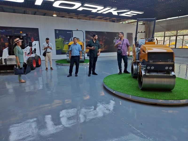 國(guó)外客戶(hù)來(lái)我廠參觀考察小型壓路機(jī)，并達(dá)成合作意向