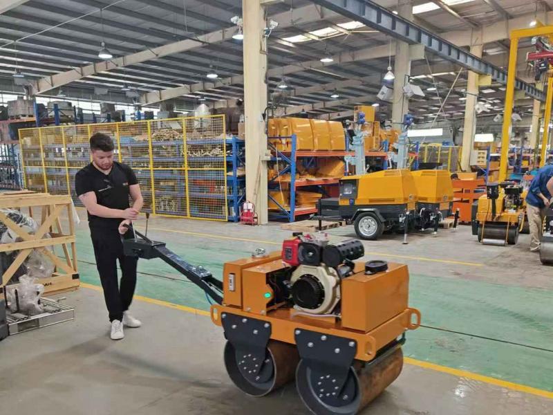 國(guó)外客戶(hù)來(lái)我廠參觀考察小型壓路機(jī)、移動(dòng)照明車(chē)等產(chǎn)品
