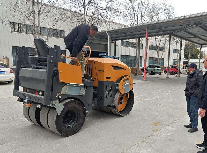 2月6日客戶來(lái)我廠參觀試駕5噸前鋼后膠壓路機(jī)