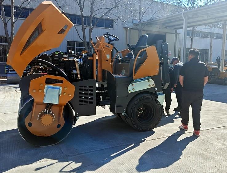 3月18日，哈薩克斯坦客戶來廠體驗考察5噸膠輪壓路機