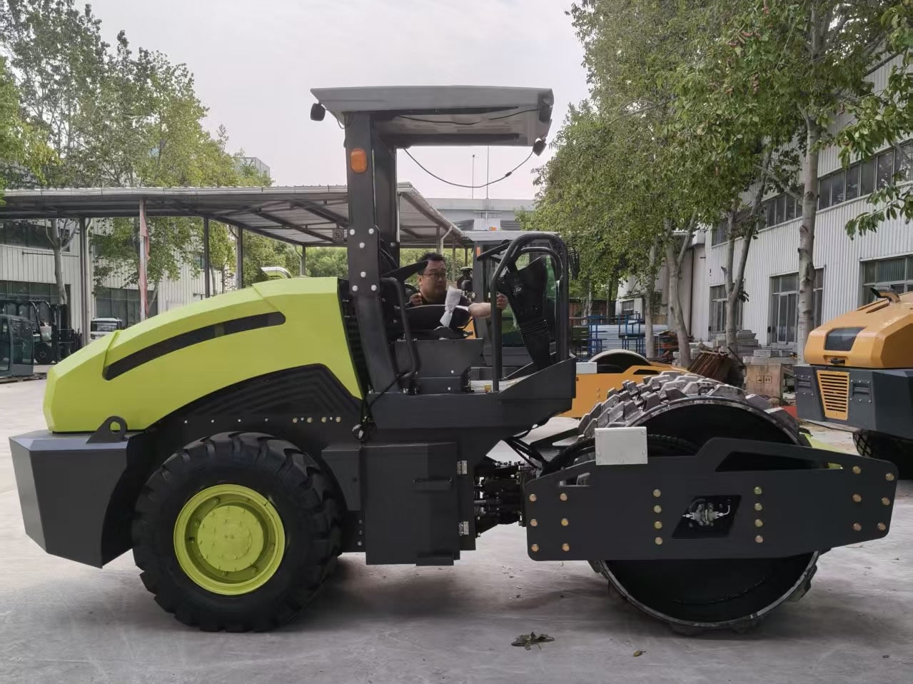 新款6噸座駕式前鋼輪后輪胎羊角碾壓路機(jī)BM6000S